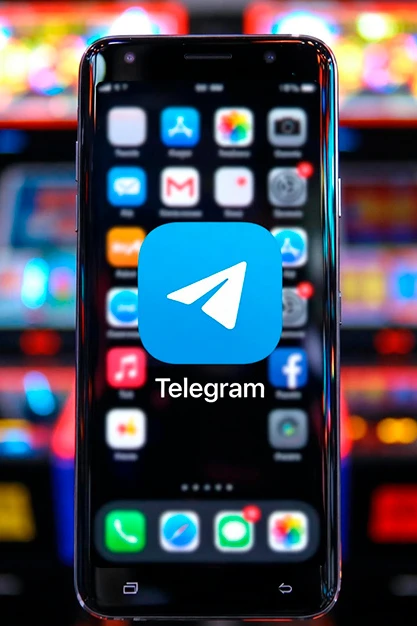 Telefono movil con telegam con grupo exclusivo para clientes de Arcades Retroal